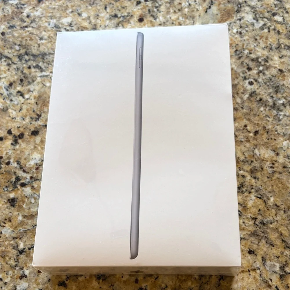 Apple iPad (6th Generation) Wi‑Fi 32GB - White/Gray Packaging-New in Box